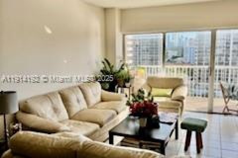 Condo in Hallandale Beach, Florida, 1 bedroom  № 2052770 - photo 12