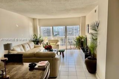 Condo in Hallandale Beach, Florida, 1 bedroom  № 2052770 - photo 11