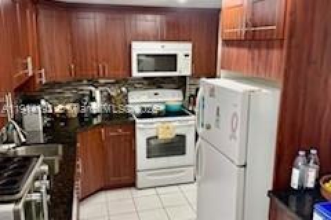 Condo in Hallandale Beach, Florida, 1 bedroom  № 2052770 - photo 13