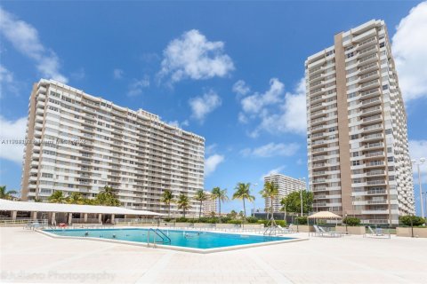 Condo in Hallandale Beach, Florida, 1 bedroom  № 2052770 - photo 2