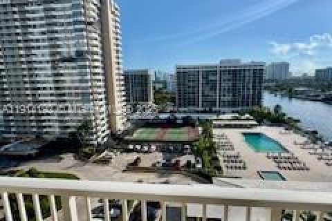 Condo in Hallandale Beach, Florida, 1 bedroom  № 2052770 - photo 16