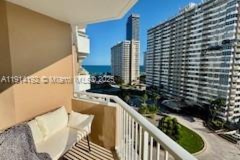 Condo in Hallandale Beach, Florida, 1 bedroom  № 2052770 - photo 15