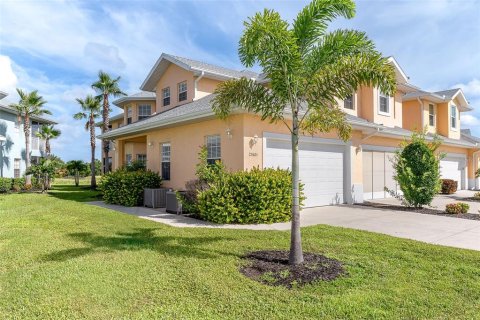 Copropriété à vendre à Punta Gorda, Floride: 3 chambres, 238.94 m2 № 1873250 - photo 1