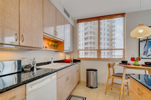 Condo in Miami, Florida, 2 bedrooms  № 1946108 - photo 17