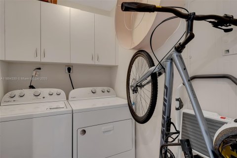 Condo in Miami, Florida, 2 bedrooms  № 1946108 - photo 10