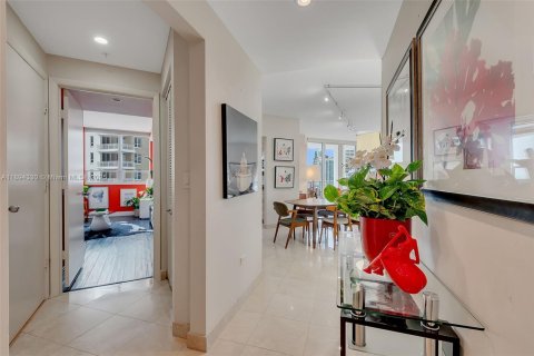 Condo in Miami, Florida, 2 bedrooms  № 1946108 - photo 13