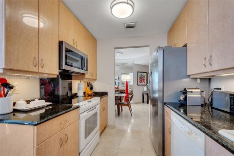 Condo in Miami, Florida, 2 bedrooms  № 1946108 - photo 19