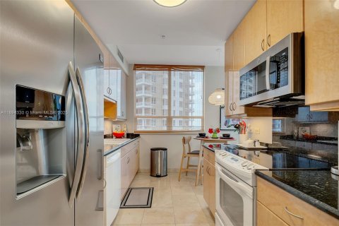 Condo in Miami, Florida, 2 bedrooms  № 1946108 - photo 16