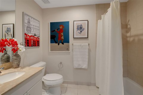 Condo in Miami, Florida, 2 bedrooms  № 1946108 - photo 12