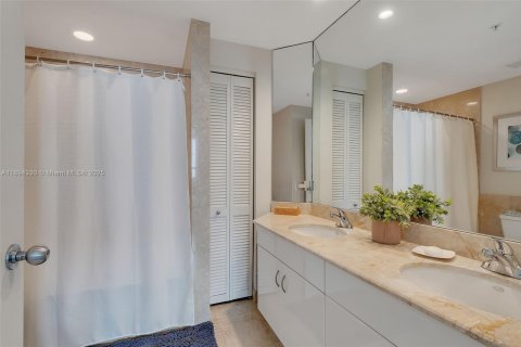 Condo in Miami, Florida, 2 bedrooms  № 1946108 - photo 23