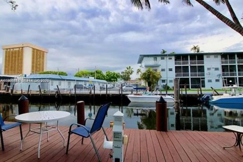 Studio in the Condo in Miami, Florida  № 2048219