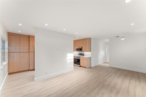 House in North Miami Beach, Florida 3 bedrooms, 106.28 sq.m. № 2030057 - photo 21