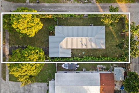 House in North Miami Beach, Florida 3 bedrooms, 106.28 sq.m. № 2030057 - photo 14