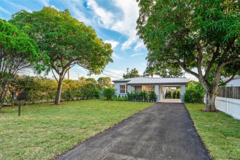 House in North Miami Beach, Florida 3 bedrooms, 106.28 sq.m. № 2030057 - photo 8