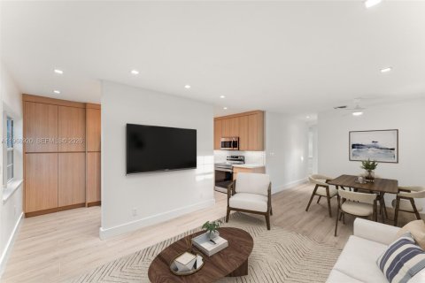 House in North Miami Beach, Florida 3 bedrooms, 106.28 sq.m. № 2030057 - photo 4