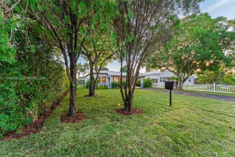 House in North Miami Beach, Florida 3 bedrooms, 106.28 sq.m. № 2030057 - photo 7