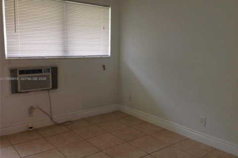 Condo in Hallandale Beach, Florida, 1 bedroom  № 2020042 - photo 9