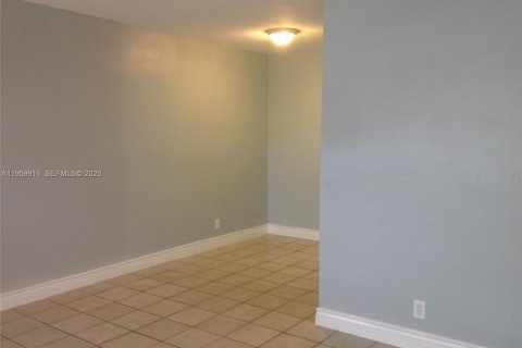 Condo in Hallandale Beach, Florida, 1 bedroom  № 2020042 - photo 7
