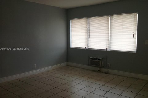 Condo in Hallandale Beach, Florida, 1 bedroom  № 2020042 - photo 6
