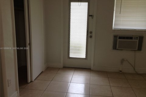 Condo in Hallandale Beach, Florida, 1 bedroom  № 2020042 - photo 3