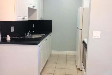 Condo in Hallandale Beach, Florida, 1 bedroom  № 2020042 - photo 5