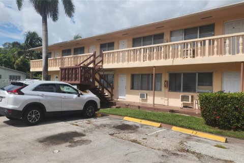 Condo in Hallandale Beach, Florida, 1 bedroom  № 2020042 - photo 2