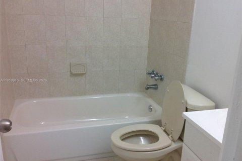 Condo in Hallandale Beach, Florida, 1 bedroom  № 2020042 - photo 4