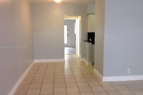 Condo in Hallandale Beach, Florida, 1 bedroom  № 2020042 - photo 8