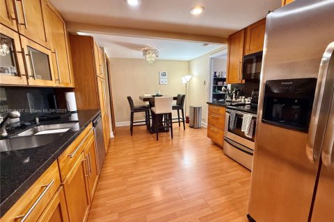 Condo in Miami, Florida, 2 bedrooms  № 1747847 - photo 5