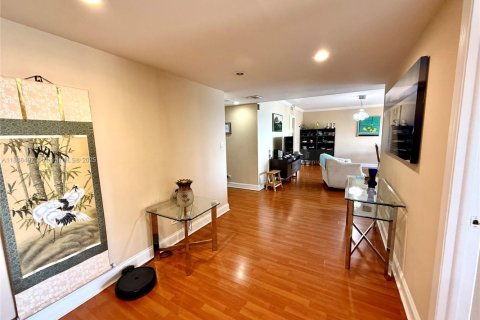 Condo in Miami, Florida, 2 bedrooms  № 1747847 - photo 14