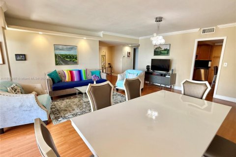 Condo in Miami, Florida, 2 bedrooms  № 1747847 - photo 3
