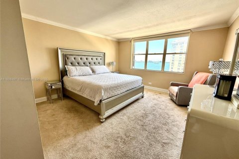 Condo in Miami, Florida, 2 bedrooms  № 1747847 - photo 16