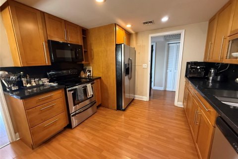 Condo in Miami, Florida, 2 bedrooms  № 1747847 - photo 6