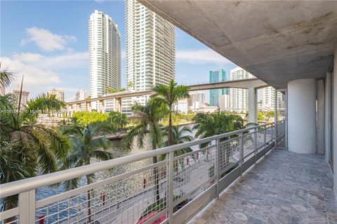 Condo in Miami, Florida, 1 bedroom  № 1978206 - photo 2