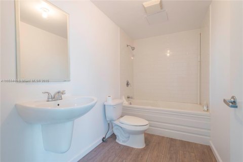 Condo in Miami, Florida, 1 bedroom  № 1978206 - photo 9