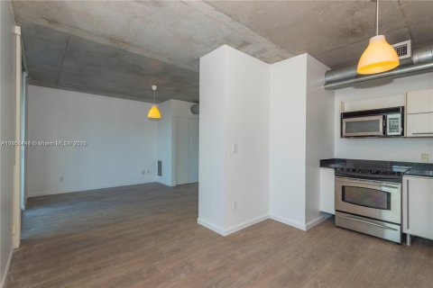 Condo in Miami, Florida, 1 bedroom  № 1978206 - photo 6