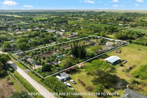 House in Miami, Florida 4 bedrooms, 368.45 sq.m. № 2006146 - photo 11