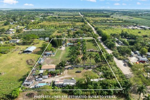 House in Miami, Florida 4 bedrooms, 368.45 sq.m. № 2006146 - photo 7