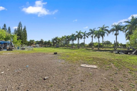 House in Miami, Florida 4 bedrooms, 368.45 sq.m. № 2006146 - photo 9