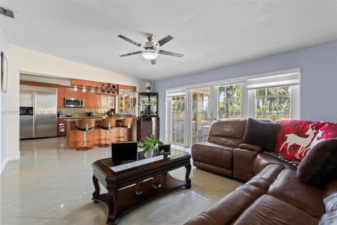 House in Miami, Florida 4 bedrooms, 368.45 sq.m. № 2006146 - photo 27