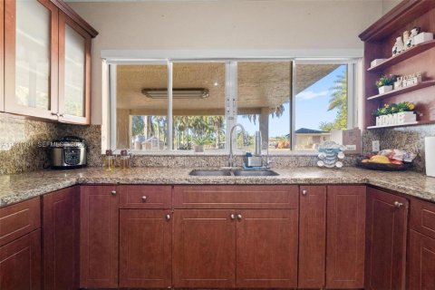 House in Miami, Florida 4 bedrooms, 368.45 sq.m. № 2006146 - photo 26