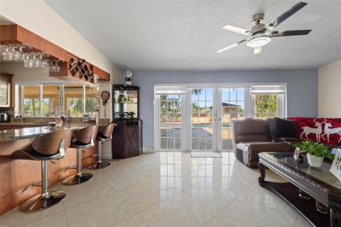 House in Miami, Florida 4 bedrooms, 368.45 sq.m. № 2006146 - photo 22