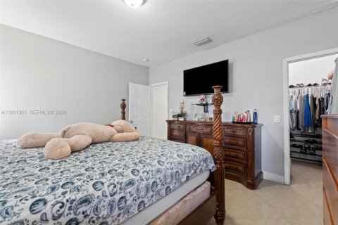 House in Miami, Florida 4 bedrooms, 368.45 sq.m. № 2006146 - photo 29