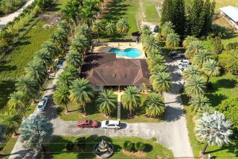 House in Miami, Florida 4 bedrooms, 368.45 sq.m. № 2006146 - photo 4