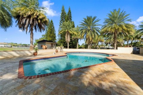 House in Miami, Florida 4 bedrooms, 368.45 sq.m. № 2006146 - photo 14