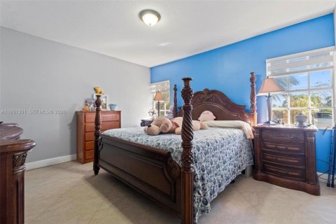 House in Miami, Florida 4 bedrooms, 368.45 sq.m. № 2006146 - photo 28