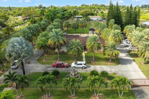 House in Miami, Florida 4 bedrooms, 368.45 sq.m. № 2006146 - photo 12