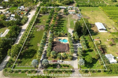 House in Miami, Florida 4 bedrooms, 368.45 sq.m. № 2006146 - photo 5