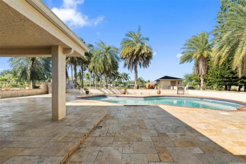 House in Miami, Florida 4 bedrooms, 368.45 sq.m. № 2006146 - photo 15