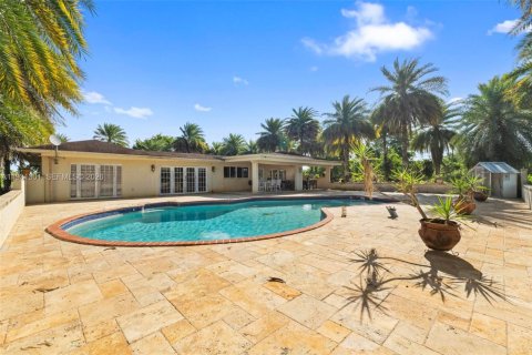 House in Miami, Florida 4 bedrooms, 368.45 sq.m. № 2006146 - photo 17